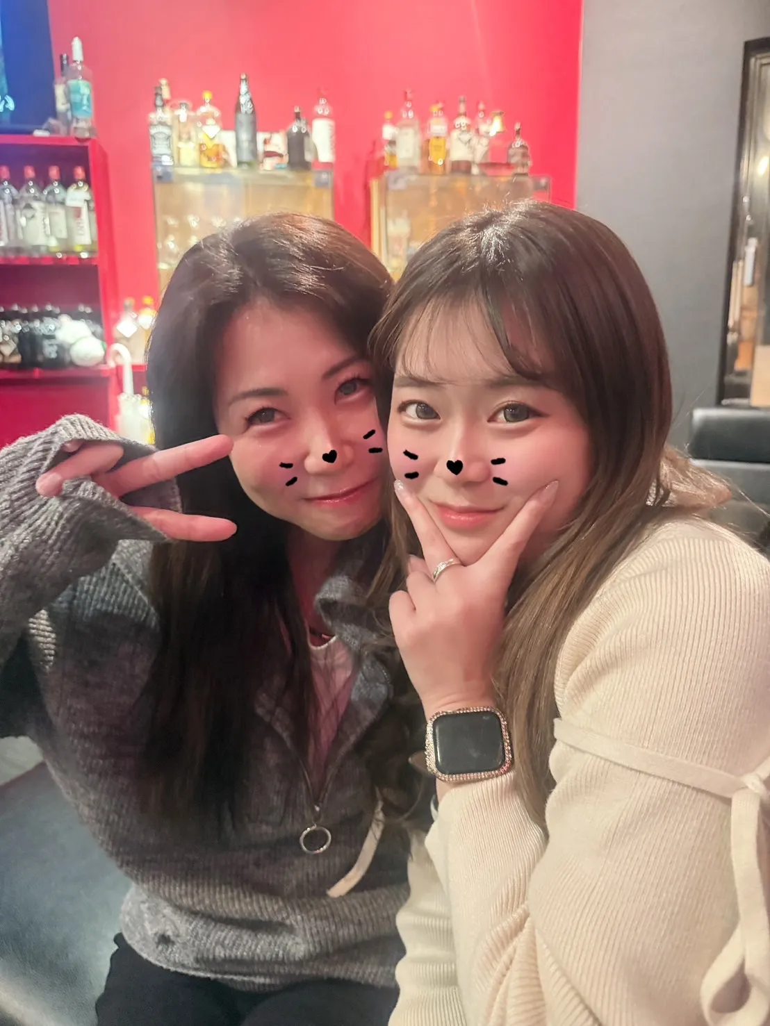 Fleurirで笑顔を見せる2人の写真