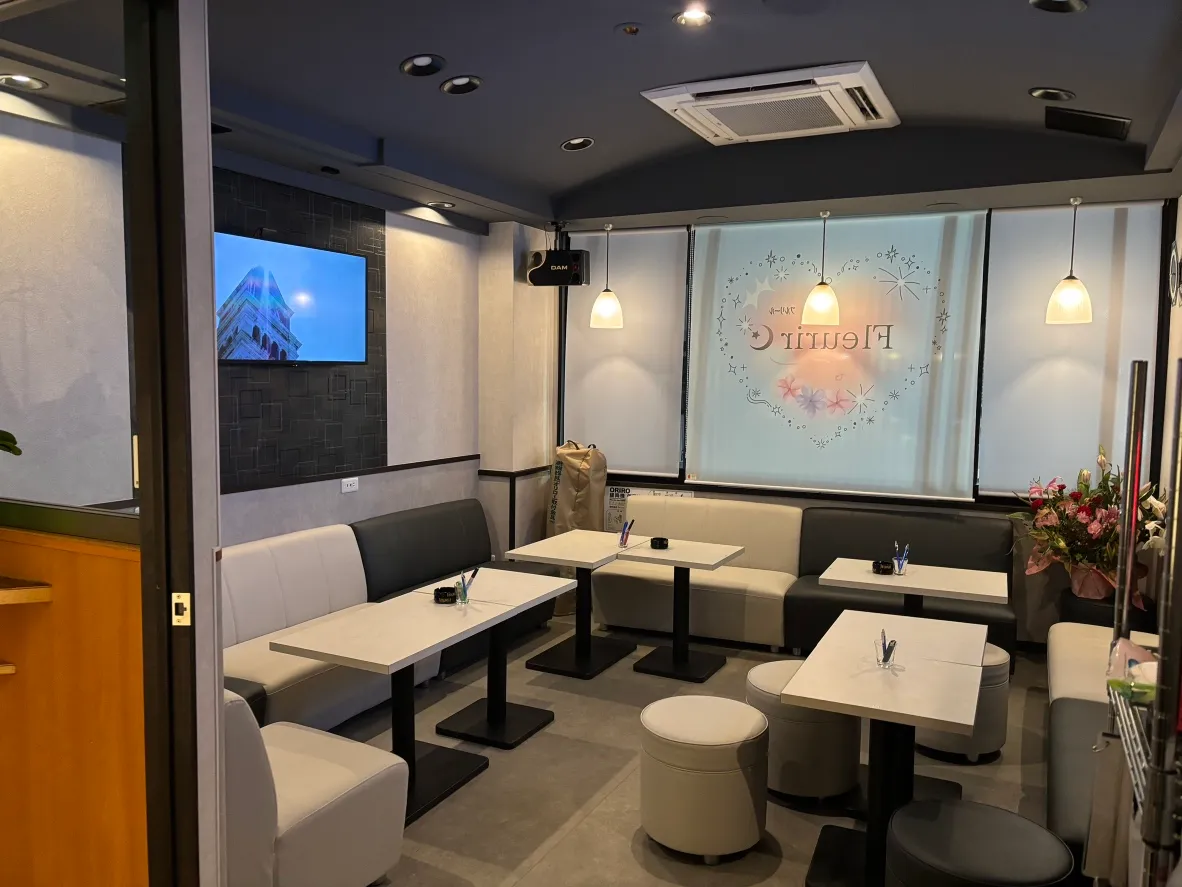 カラオケモニターとソファ席があるFleurirの店内